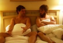 ‘O Dia da Transa’ mostra a experiência ousada de dois machões "O Dia da Transa": Machões também se beijam (Foto: Divulgação)