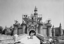 Fotos da construção da Disneyland, em Los Angeles A Disneyland foi inaugurada em 17 de julho de 1955, com o custo de 17 milhões de dólares