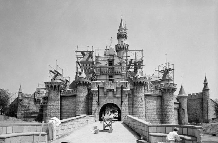 A Disneyland foi inaugurada em 17 de julho de 1955, com o custo de 17 milhões de dólares