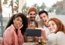 10 aplicativos de celular para quem bebe com os amigos 10 aplicativos de celular para quem bebe com os amigos (Foto: Freepik)