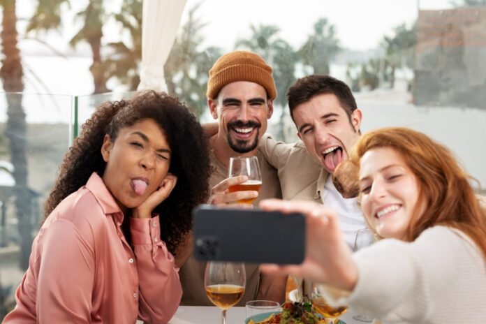 10 aplicativos de celular para quem bebe com os amigos (Foto: Freepik)